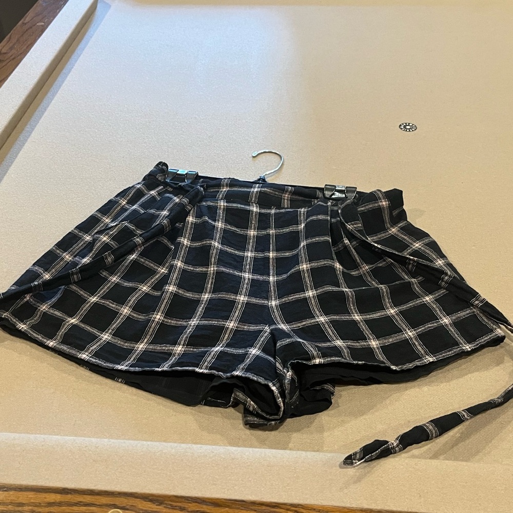 3/$30 American Eagle M cotton linen shorts